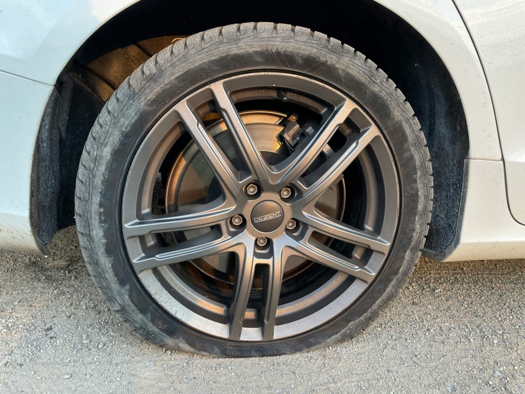 Platter Reifen Reifendruck Auto zu niedrig
