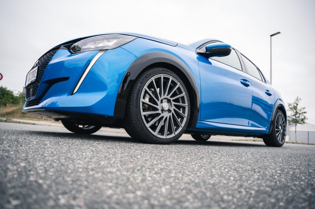 Felgen am blauen Auto